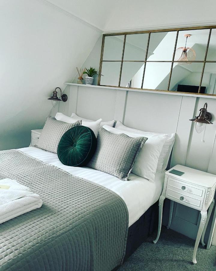 The Limes Hotel Суонидж Екстериор снимка
