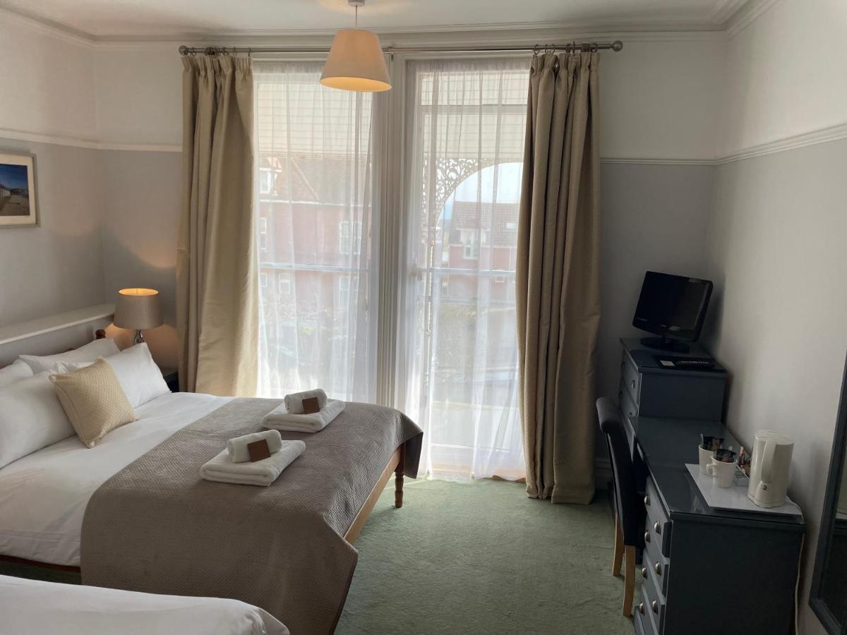 The Limes Hotel Суонидж Екстериор снимка