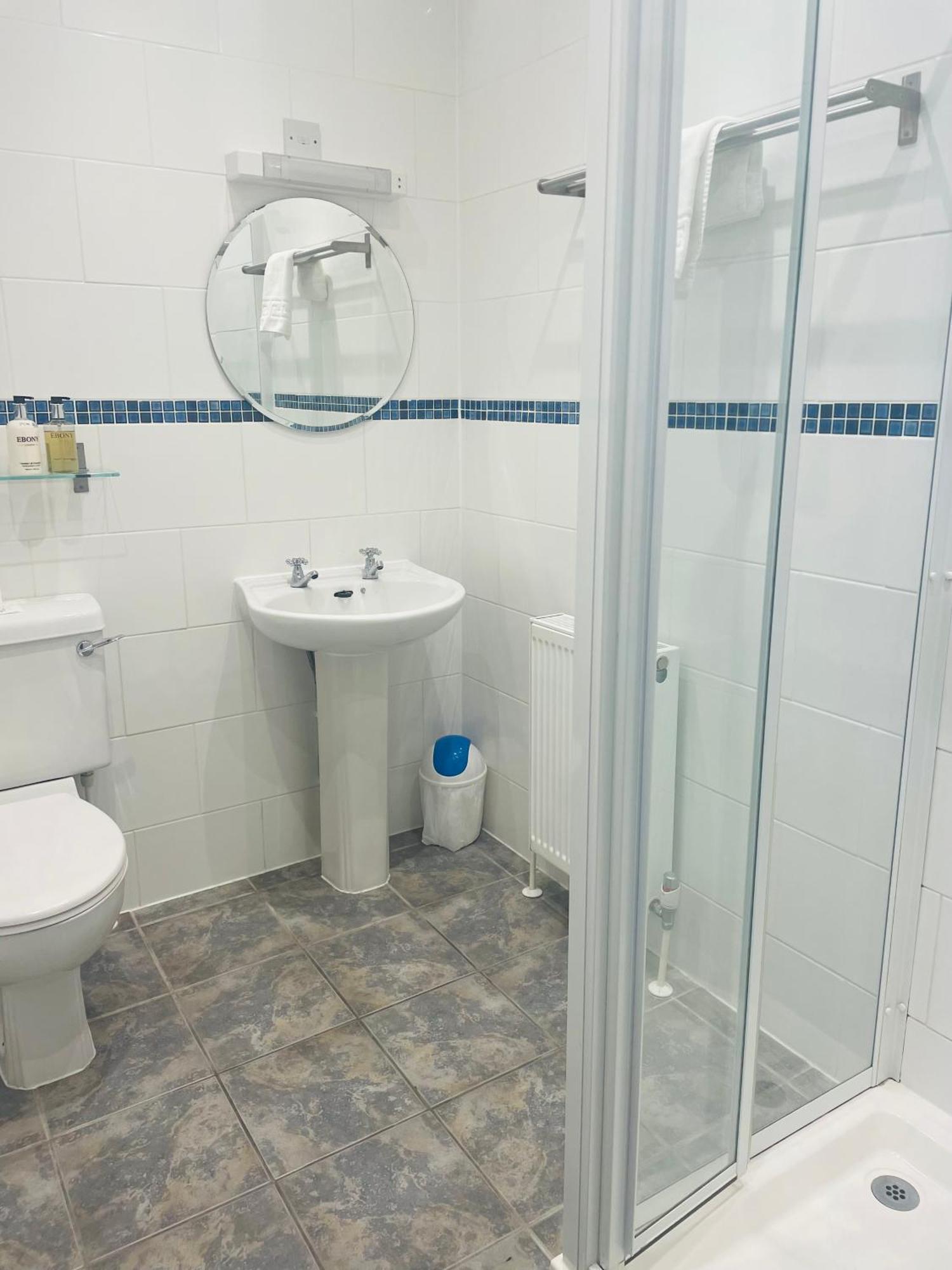 The Limes Hotel Суонидж Екстериор снимка