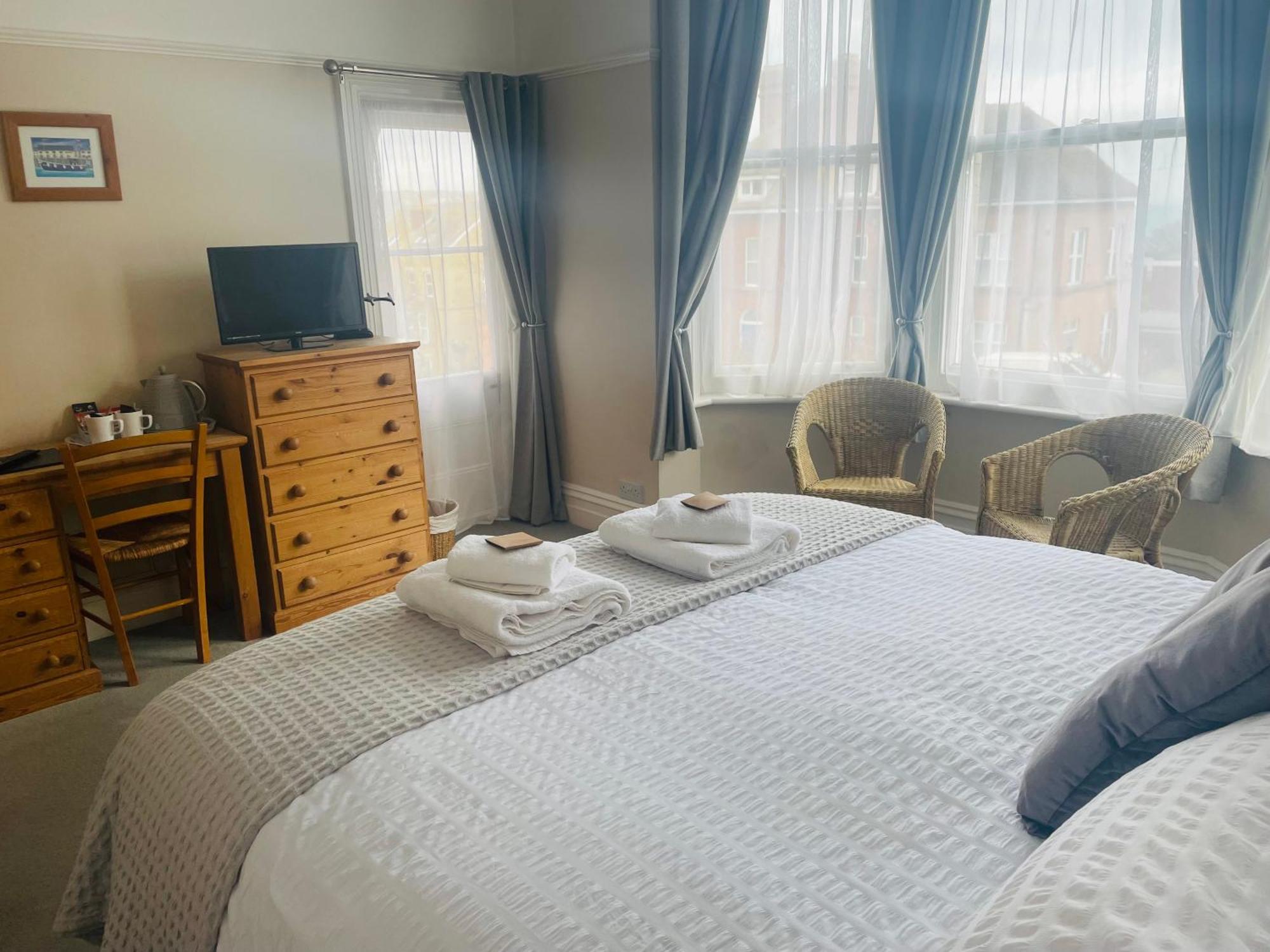 The Limes Hotel Суонидж Екстериор снимка