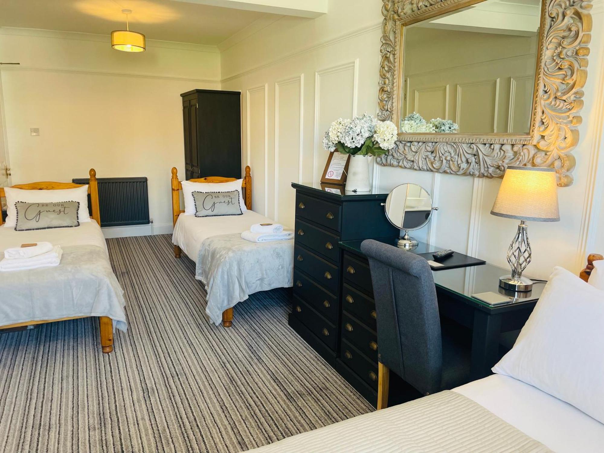 The Limes Hotel Суонидж Екстериор снимка