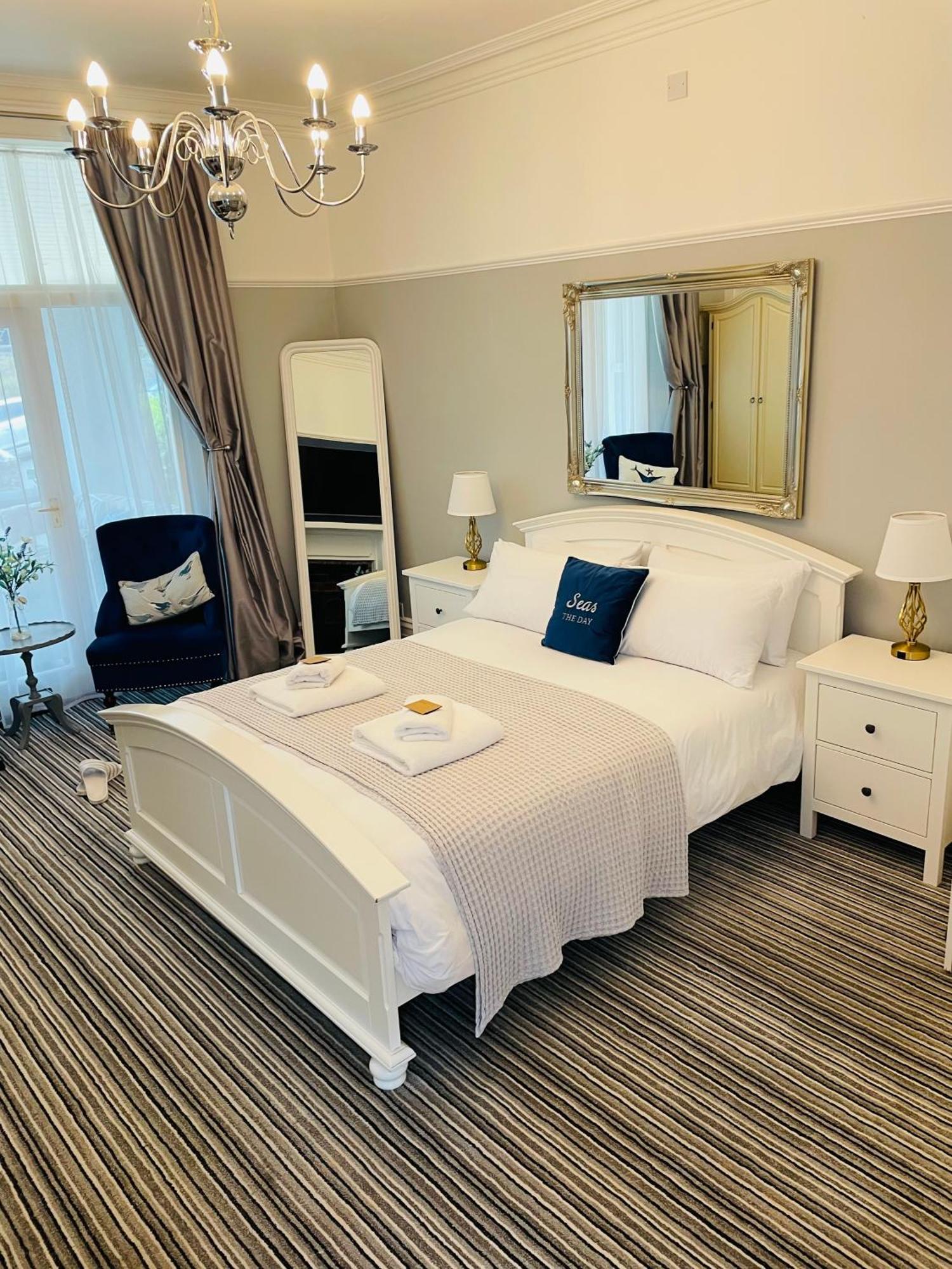 The Limes Hotel Суонидж Екстериор снимка