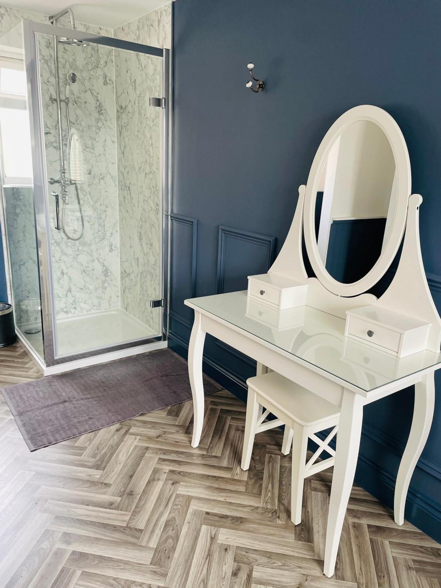 The Limes Hotel Суонидж Екстериор снимка